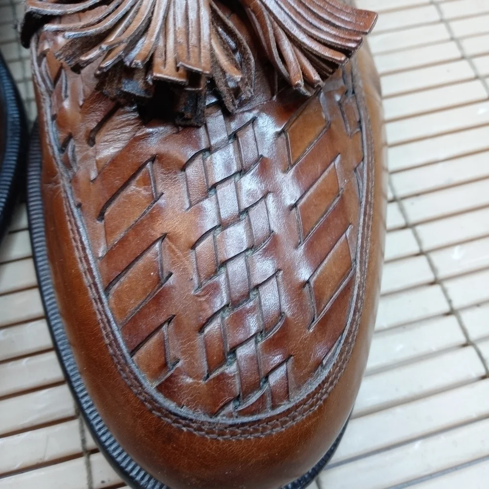 Johnston & Murphy men's woven leather brown tassel loafer sz 10.5M. Made in Ital